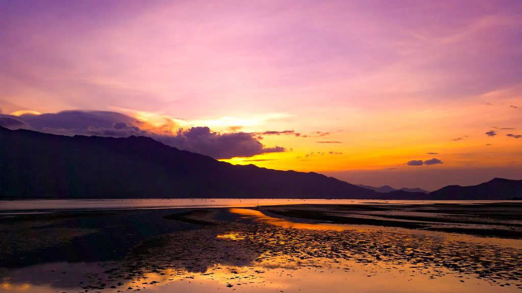 ngam-hoang-hon-tren-dam-lap-an-lang-co