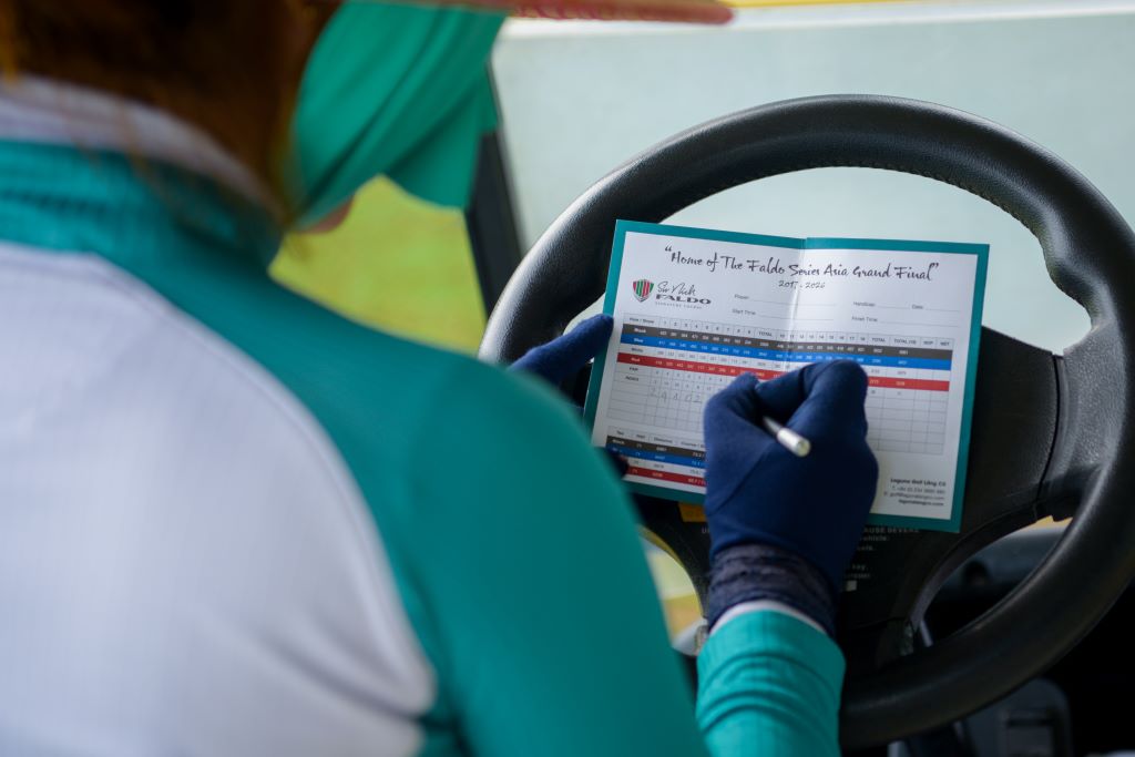 caddie-ghi-diem-tren-score-card-tai-san-golf-laguna-lang-co