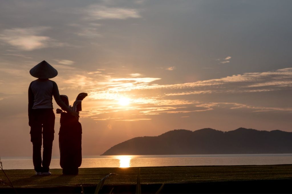 nghe-caddie-nguoi-ban-dong-hanh-tren-san-co-cua-cac-gon-thu