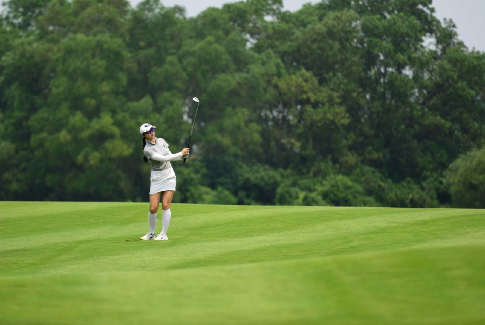 phu-nu-va-golf-laguana-lang-co