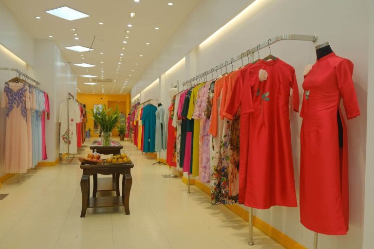 Chiếc áo dài truyền thống với họa tiết tinh tế là một trong những quà lưu niệm Huế được yêu thích