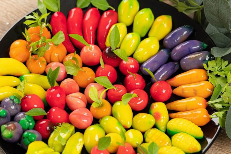 Những chiếc bánh hình trái cây làm từ đậu xanh là quà lưu niệm Huế độc đáo và đẹp mắt