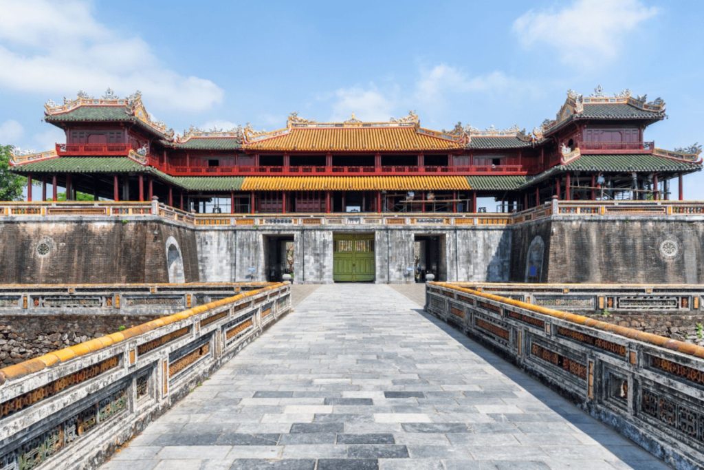 Khung cảnh cổng Ngọ Môn bên ngoài Đại Nội Kinh thành Huế