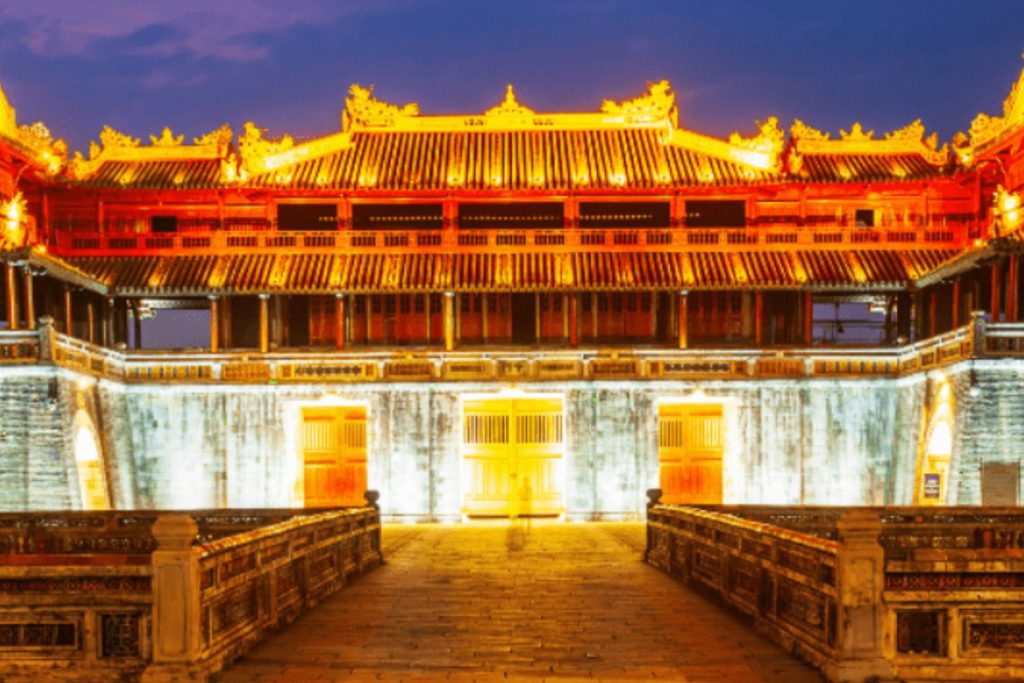 Khoảnh khắc sáng đèn của Đại Nội Kinh thành Huế ngay cổng Ngọ Môn