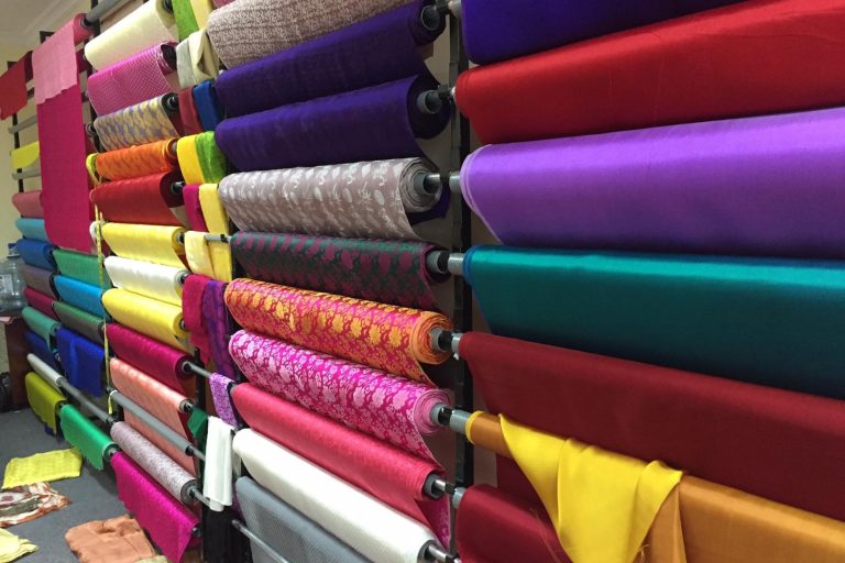 Lụa tơ tằm mềm mại là món quà lưu niệm Huế sang trọng dành tặng người thân và bạn bè