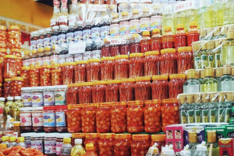 Mắm cá và mắm tôm đậm đà hương vị Huế là quà lưu niệm độc đáo không thể bỏ qua