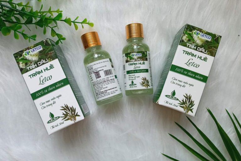 Tinh dầu tràm nguyên chất được chưng cất thủ công là quà lưu niệm Huế mang đậm bản sắc dân gian