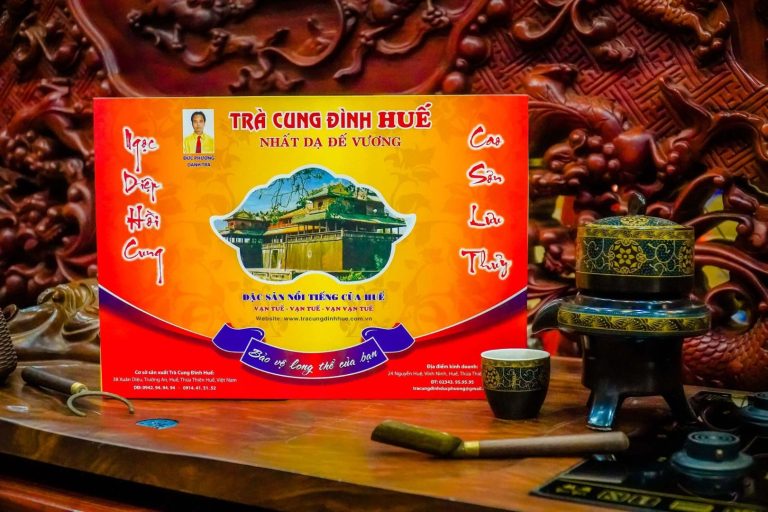 Trà cung đình Huế gồm nhiều loại thảo mộc thiên nhiên là món quà lưu niệm thanh tao và bổ dưỡng
