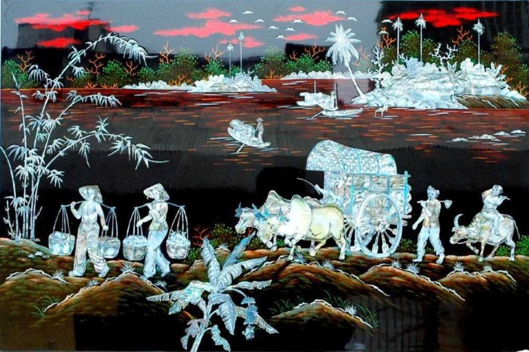 Tranh sơn mài với họa tiết truyền thống là món quà lưu niệm Huế đậm chất nghệ thuật dành cho người yêu cái đẹp