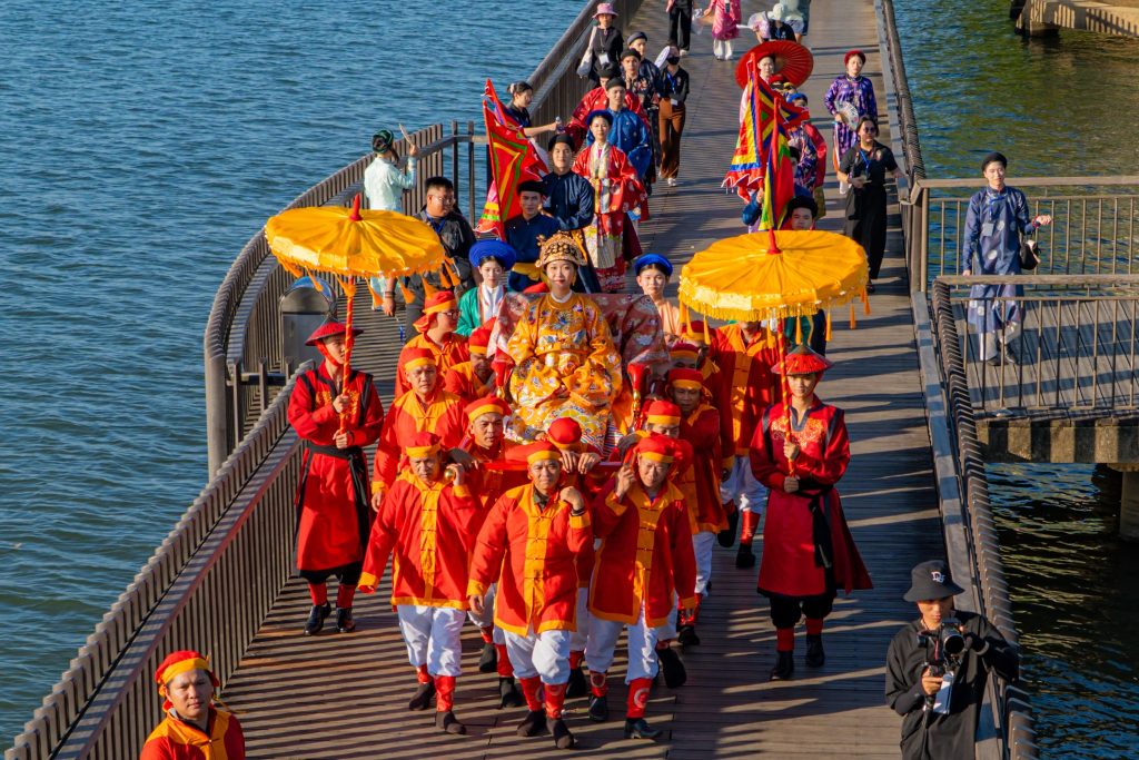 Hình ảnh tái hiện cảnh Nam Phương hoàng hậu ngồi trên kiệu