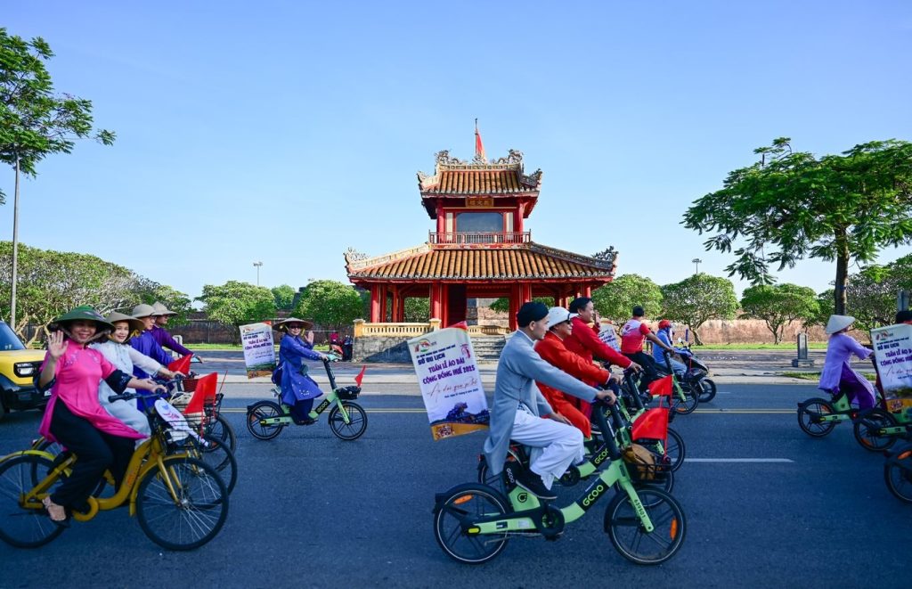 Hoạt động "Áo dài với đạp xe vì môi trường" tròn Festival Huế