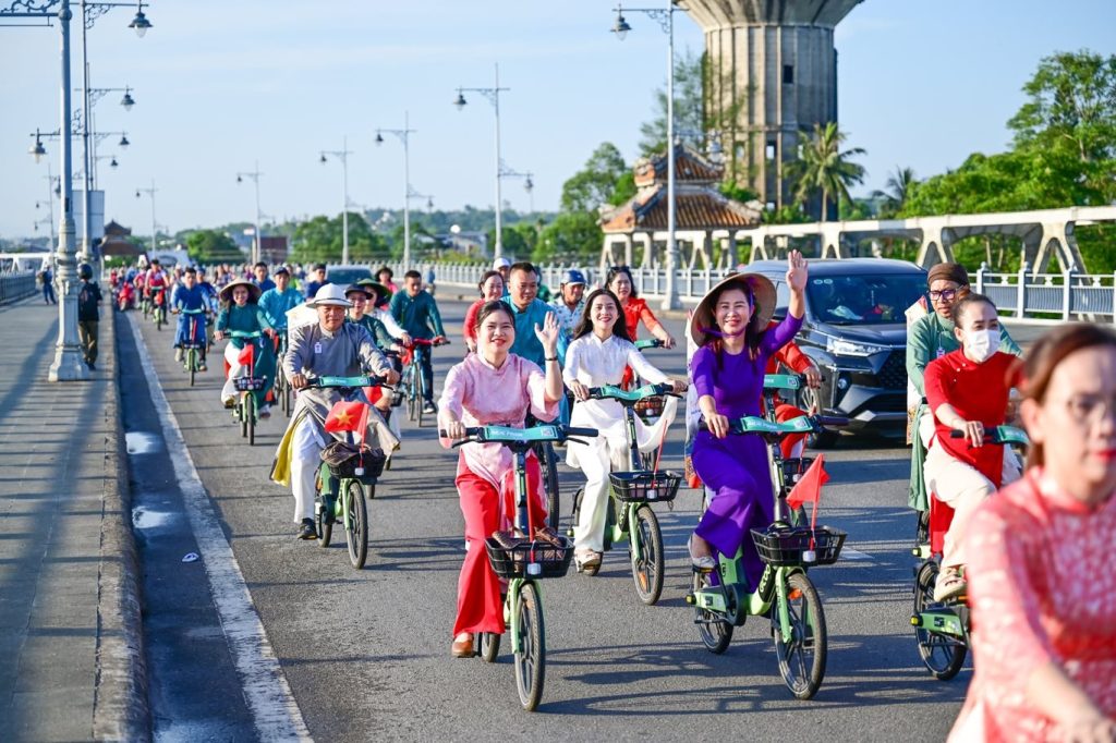 Hoạt động "Áo dài với đạp xe vì môi trường" tròn Festival Huế