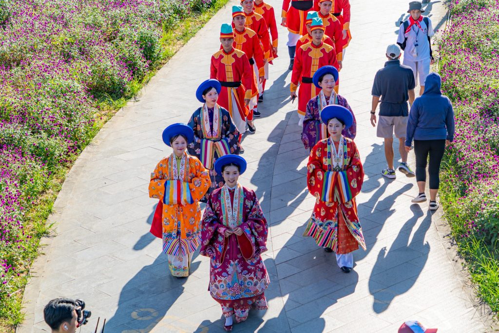 Đoàn người diễu hành trong bộ sưu tập Việt Phục