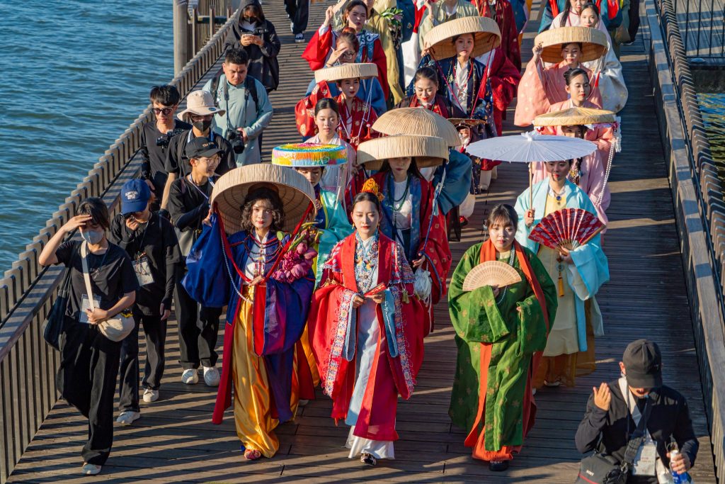 Đoàn người với bộ sưu tập trang phục Việt Nam