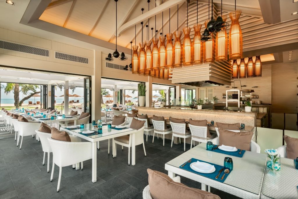 Azura Restaurant at Banyan Tree Lang Co in Vietnam golf resort Laguna Lang Co