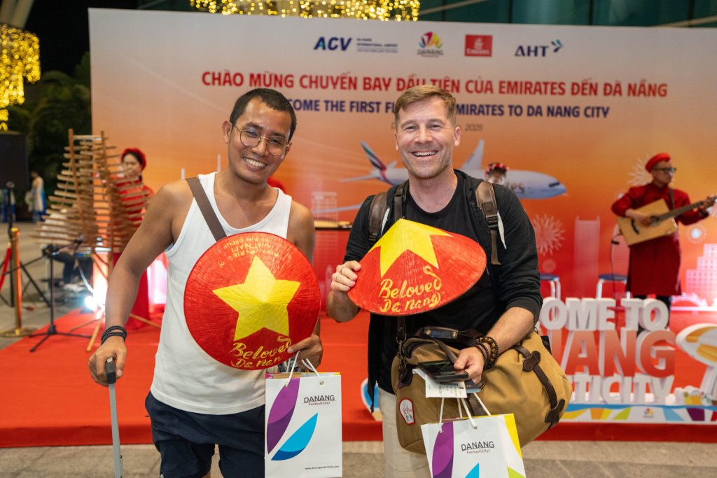 Du khách quốc tế hào hứng khi được chào đón khi đến Đà Nẵng