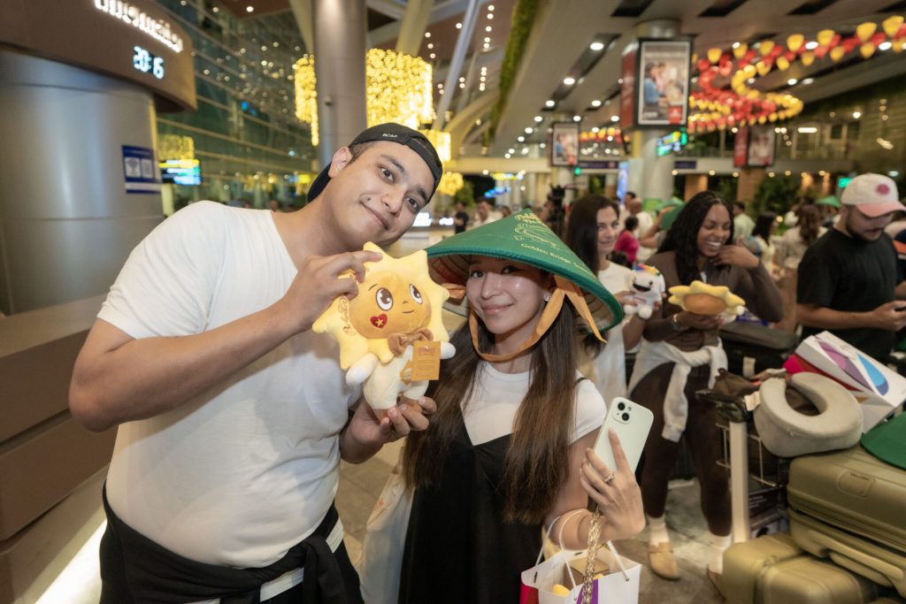 Du khách quốc tế thích thú khi được đón tiếp bằng những món quà đặc biệt