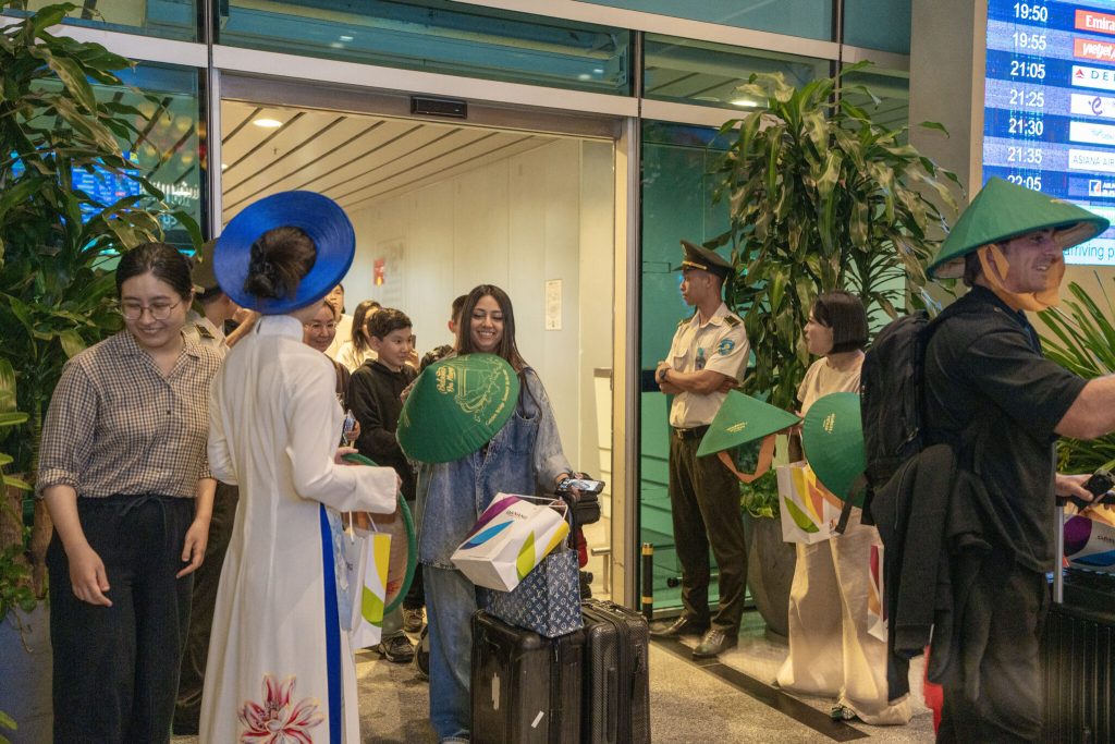 Những vị khách đầu tiên của hãng hàng không Emiratestrên chuyến bay từ Dubai đến Đà Nẵng