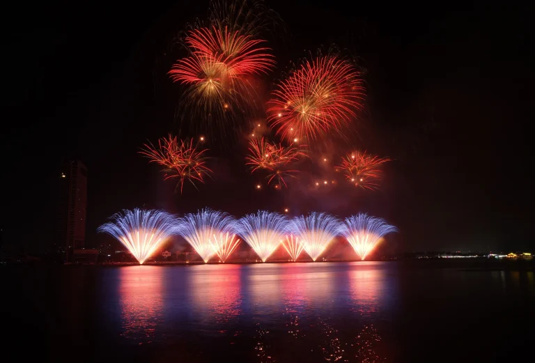 Đội Việt Nam 2 tạo bất ngờ khi lần đầu tham dự Lễ hội pháo hoa quốc tế