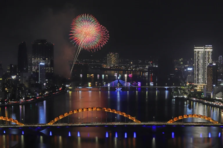 Thời tiết thuận lợi giúp màn trình diễn thêm trọn vẹn