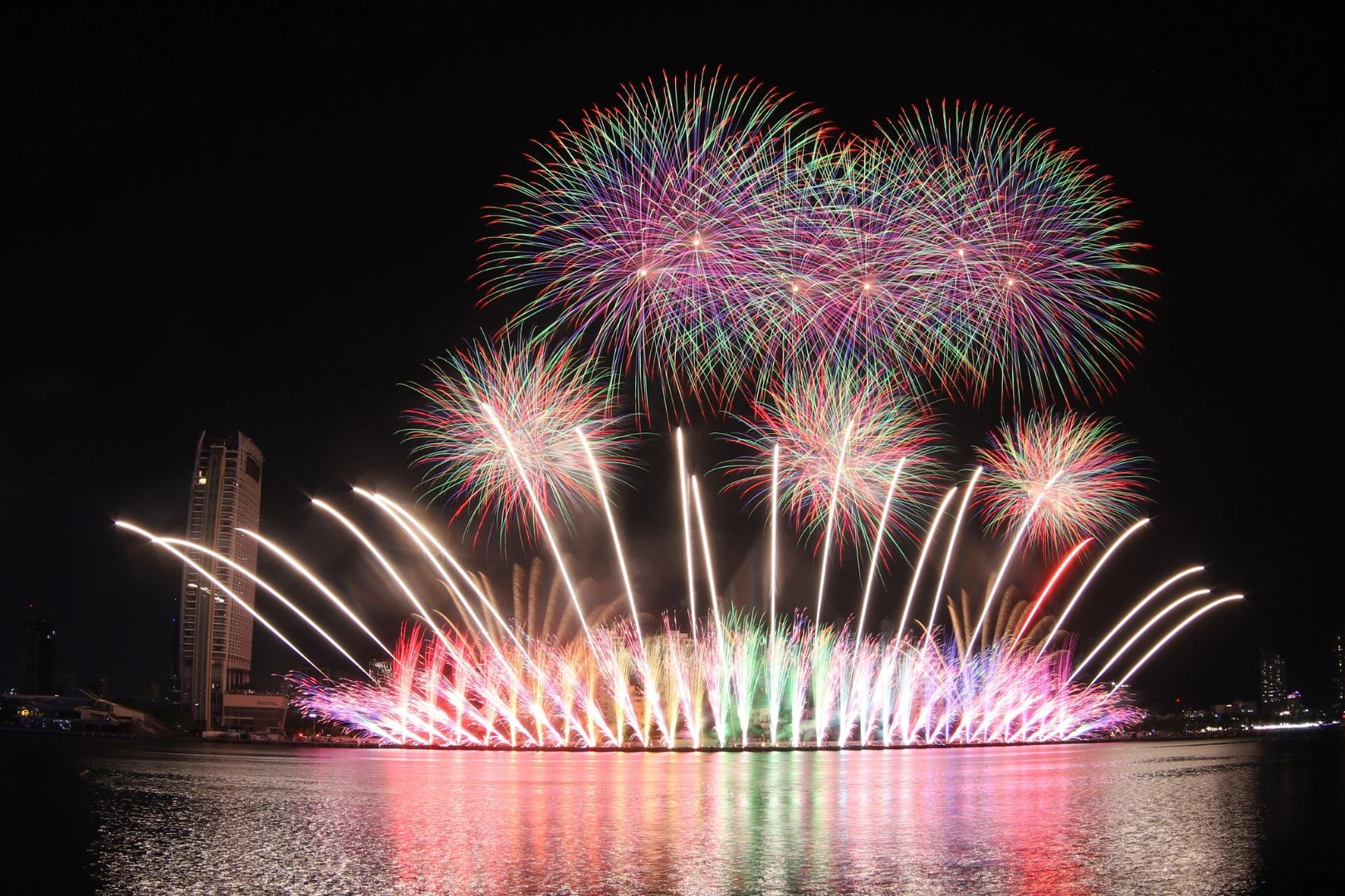 Lễ hội pháo hoa Đà Nẵng: Đại diện Việt Nam lần đầu trình làng ấn tượng