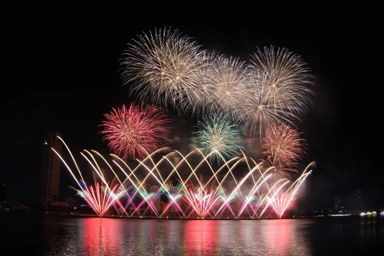 Sự phối hợp màu sắc đa dạng của đội Việt Nam 2