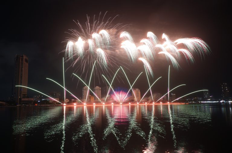 Sự phối hợp màu sắc đa dạng của đội Việt Nam 2