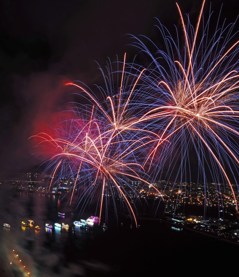 Pháo hoa soi bóng sông Hàn