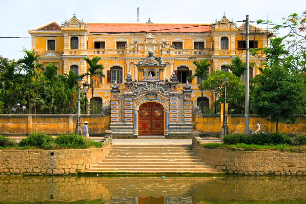 Để khám phá Cung An Định và địa danh du lịch Huế (Hue travel) trọn vẹn, hãy bỏ túi kinh nghiệm về nơi lưu trú và ẩm thực.