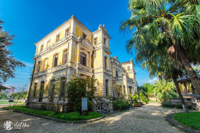 Khuôn viên bên ngoài lầu Khải Tường tại Cung An Định (An Dinh Palace), điểm check - in cho chuyến du lịch Huế (Hue travel) của bạn