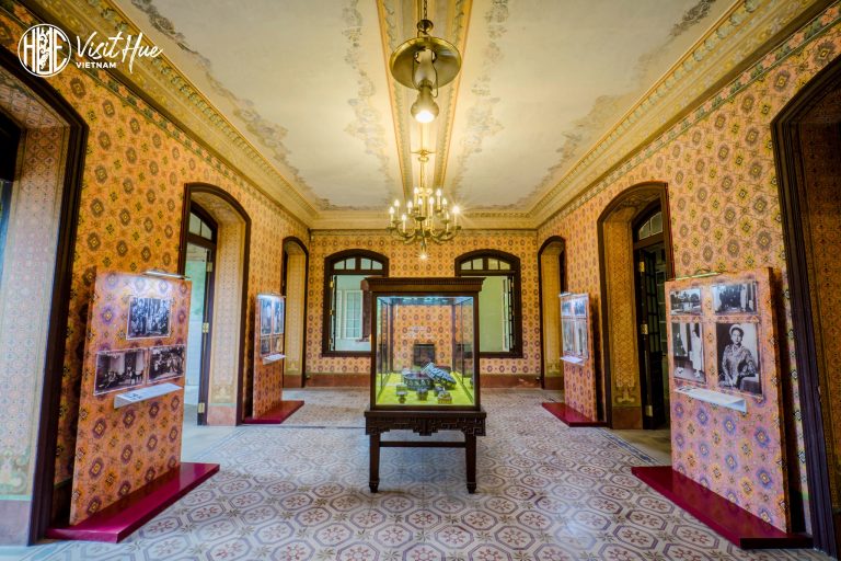 Tầng 3 với 7 phòng được dành làm nơi thờ tự tại cung An Định (An Dinh Palace)