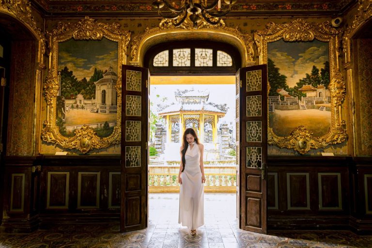 Lẩu Khải Tường là nơi du lịch có thể thả dáng với nhiều bức ảnh đẹp khi có chuyến du lịch Huế (Hue travel) (An Dinh Palace)