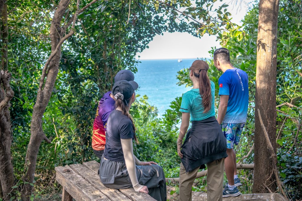 Trải nghiệm ngắm cảnh từ đỉnh núi Laguna Lăng Cô trong chuyến du lịch Huế - Hue travel