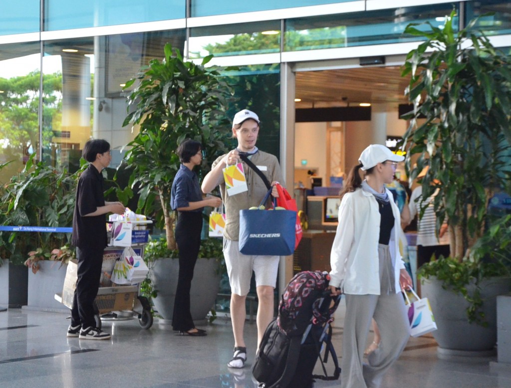 chuyến bay đầu tiên mang số hiệu PR585 của hãng hàng không Philippine Airlines hạ cánh tại sân bay quốc tế Đà Nẵng