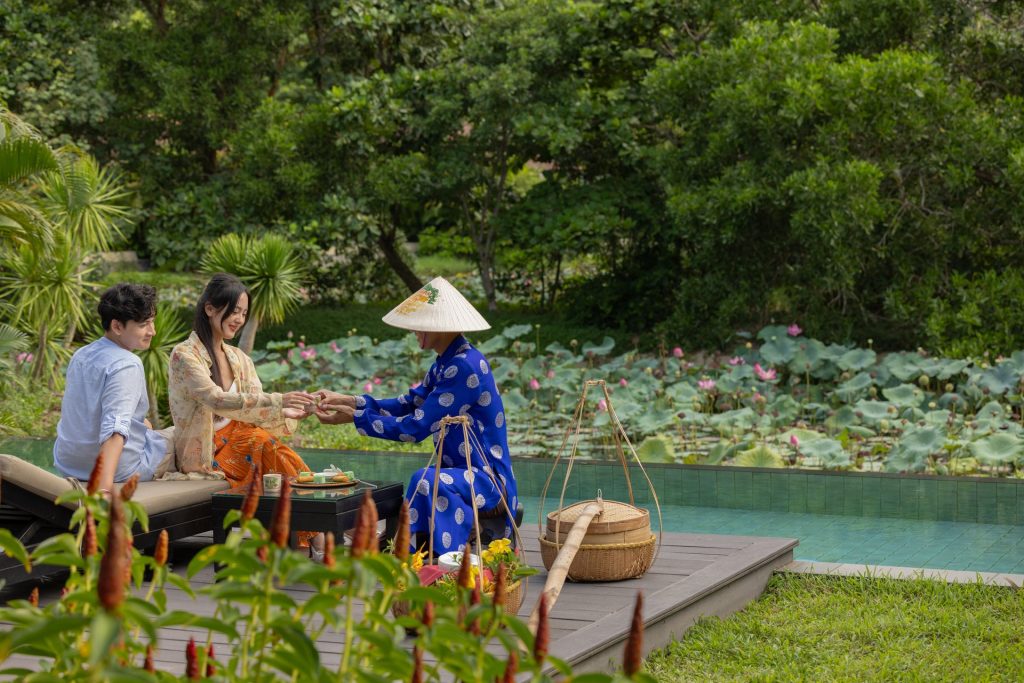 Nhâm nhi thưởng trà ngắm sen tại Lagoon Pool Villa ở Banyan Tree Lăng Cô