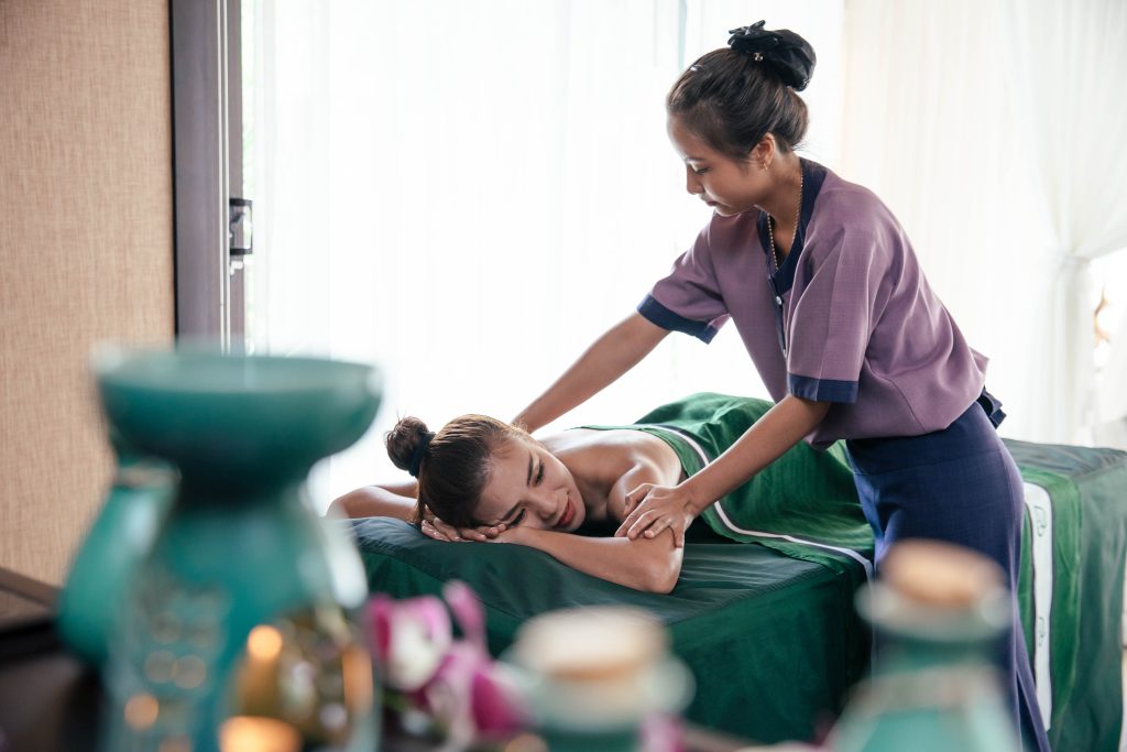 Trải nghiệm thư giản với liệu trình spa bằng tinh dầu hoa sen tại Banyan Tree Lăng Cô