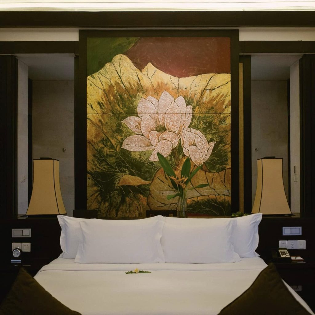 Tranh hoa sen được các nghệ nhân sơn mài tại Banyan Tree Lăng Cô