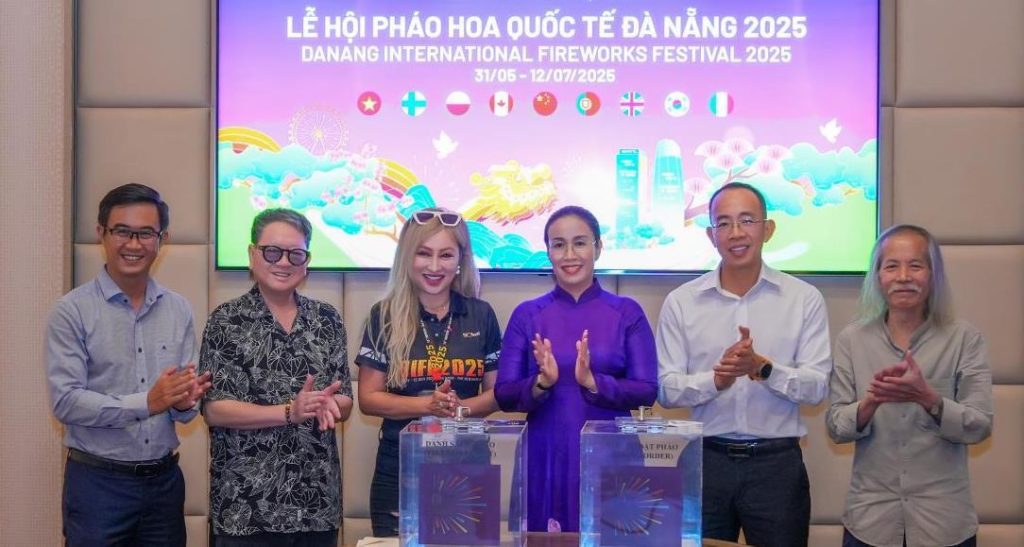 Ban tổ chức Lễ hội pháo hoa Đà Nẵng (DIFF) 2025 công bố 2 đội sẽ tranh tài trong đêm chung kết diễn ra tối 12-7.