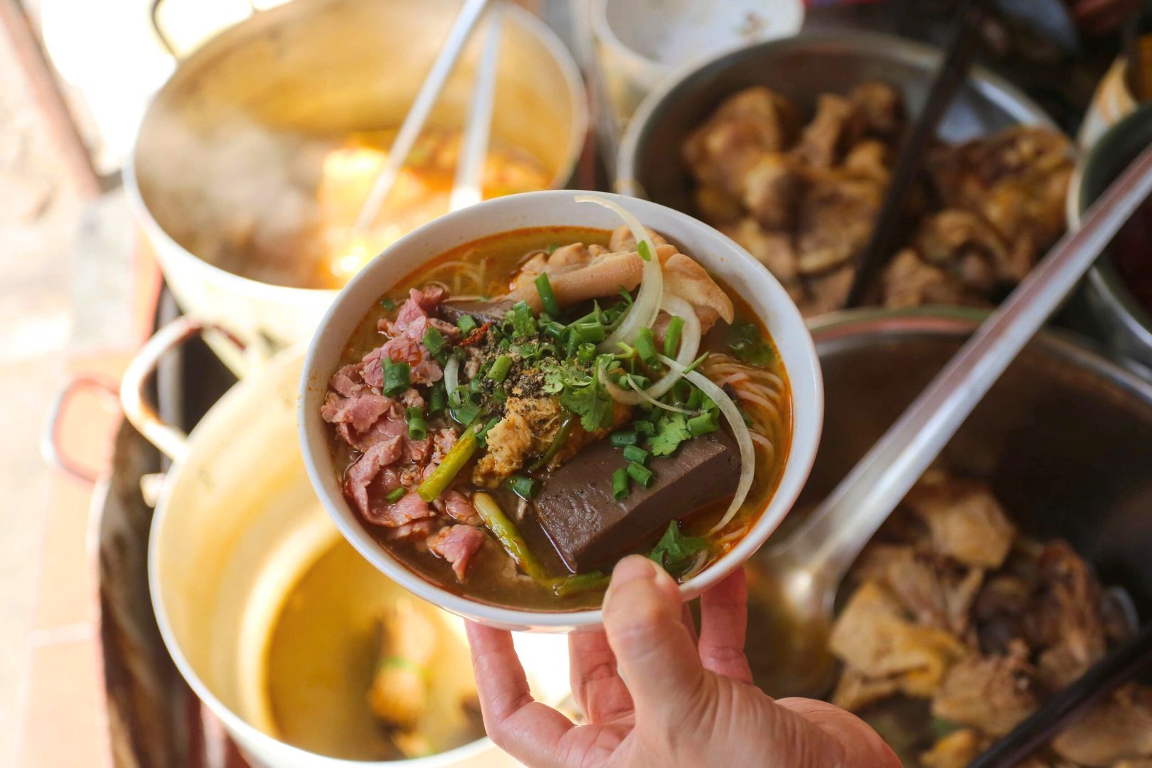 Bún bò Huế – Nóng hổi đậm vị xứ kinh kỳ khi du lịch Huế