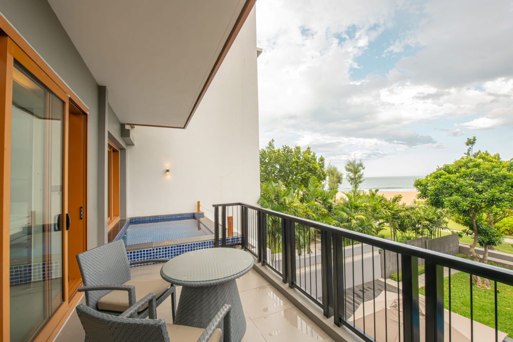 Pool_Deluxe_One_Bedroom_(3)