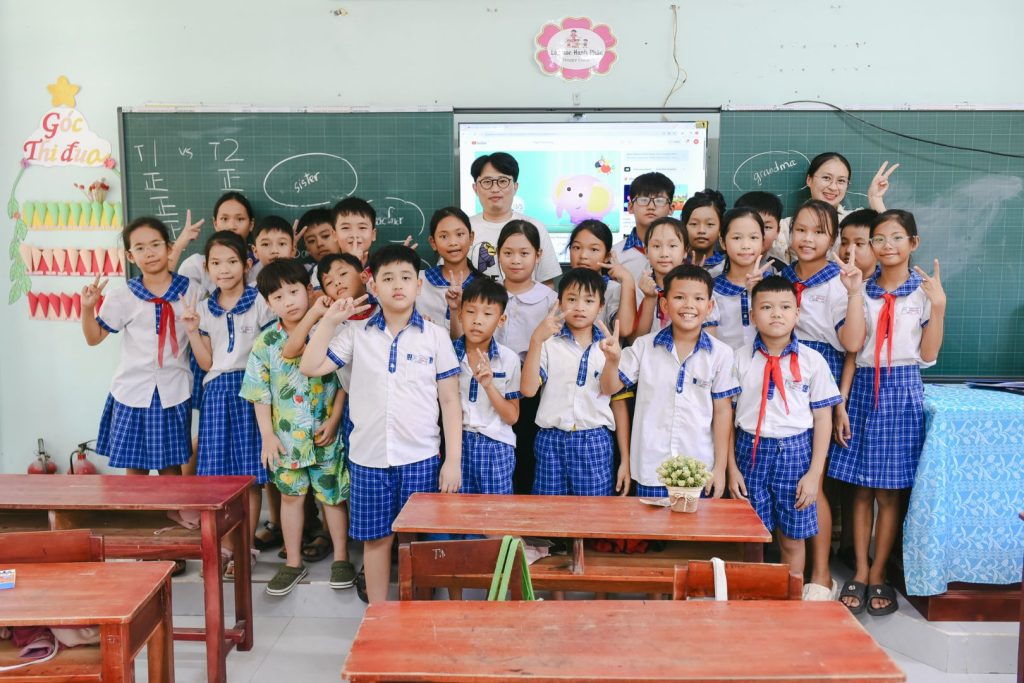 The ‘English is Fun’ class is organized by Laguna Lăng Cô at Loc Vinh Secondary School