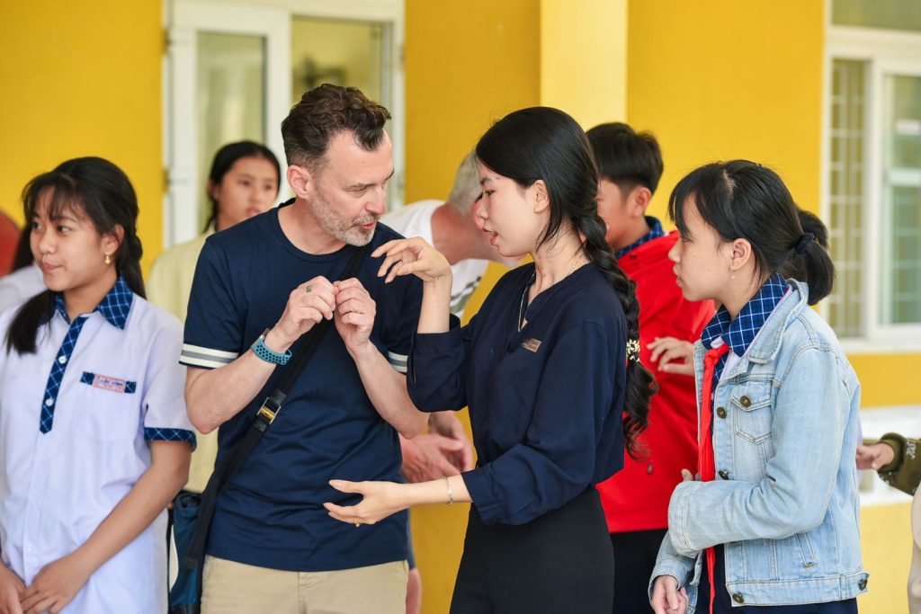 Hơn 114 nhân viên của Laguna Lăng Cô trở thành những "người thầy" đặc biệt cho chương trình