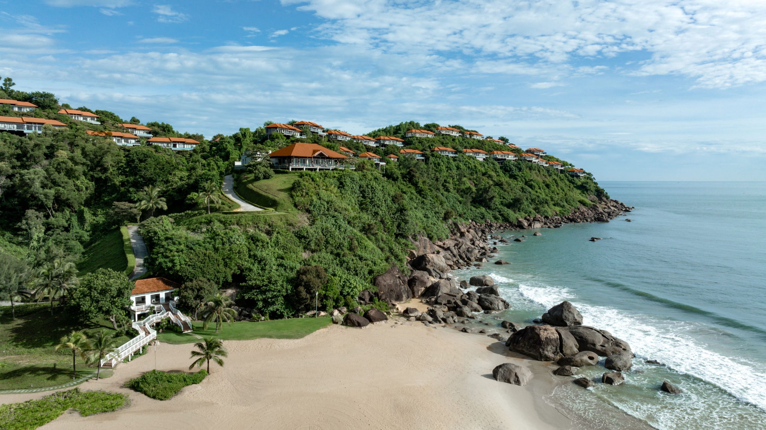 Banyan Tree Lăng Cô – nestled between the majestic Trường Sơn mountain range and the poetic Lăng Cô Bay, the resort has been honored with Two MICHELIN Key 2025.