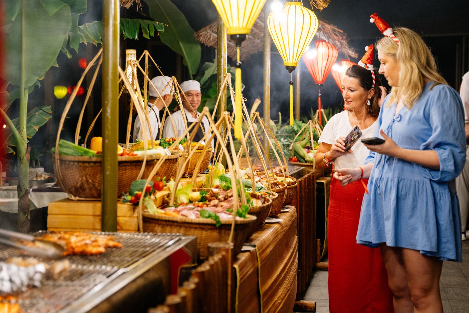 Dạ tiệc đêm Giáng Sinh trong mùa lễ hội tại Laguna Lăng Cô