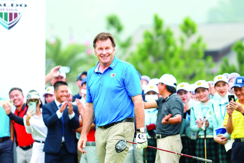 Khán giả hào hứng khi xem Sir Nick Faldo đánh golf