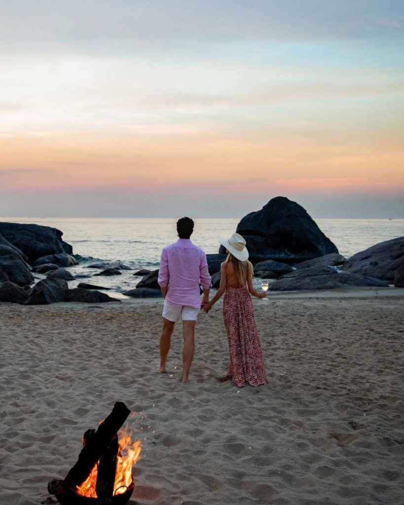Try checking in with the romantic scenery at the Banyan Tree rock beach in Laguna Lang Co