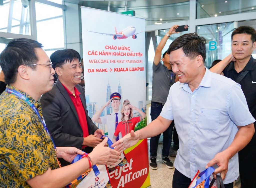 Hành khách vui mừng khi bay cùng Vietjet trên chuyến bay đầu tiên từ Đà Nẵng đến Kuala Lumpur