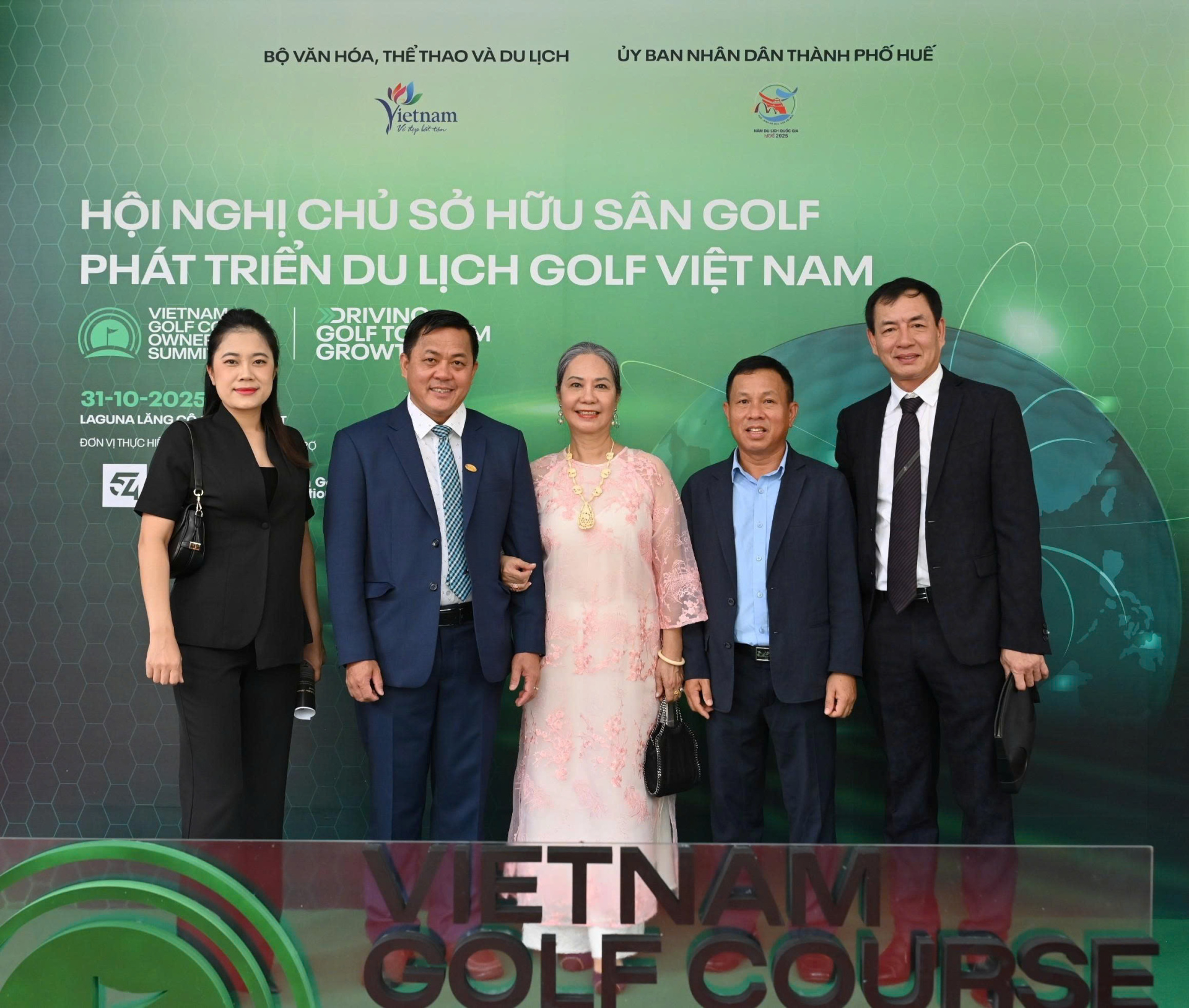 Đại diện Hiệp hội Golf Việt Nam và các chủ đầu tư sân golf quy tụ tại Vietnam Golf Course Owners Summit 2025 diễn ra tại Laguna Lăng Cô, Huế