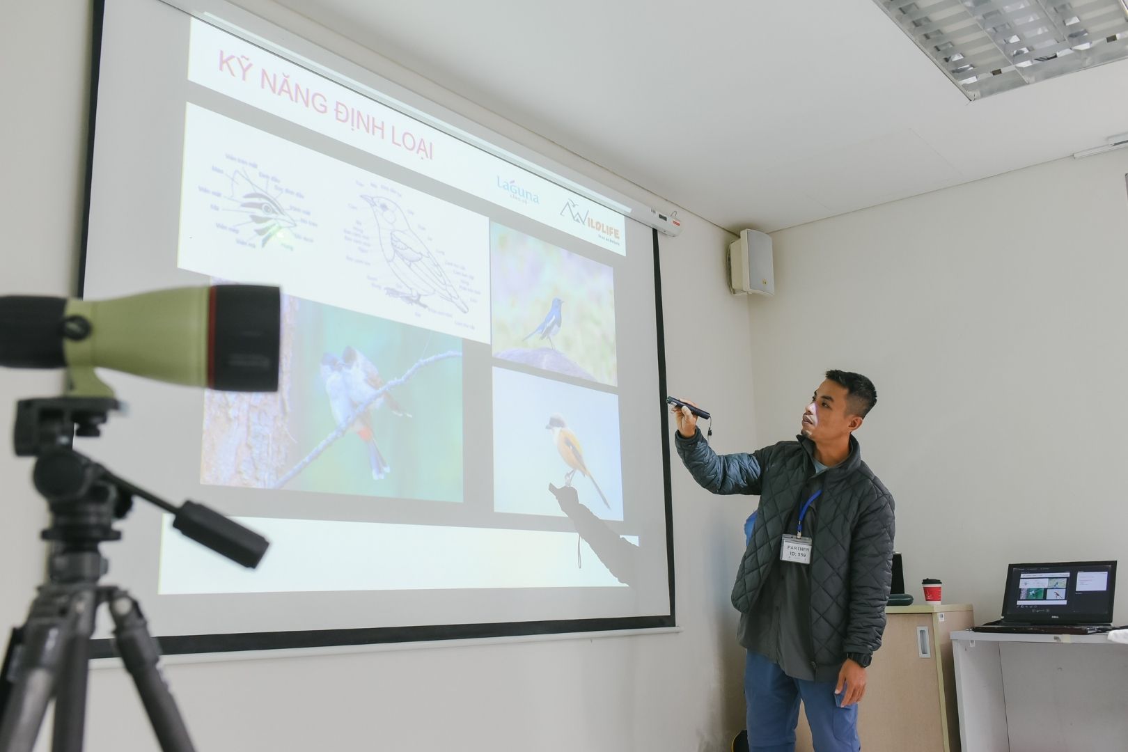 Mr. Duy Lê - Chuyên gia tư vấn đa dạng sinh học từ Wild Life chia sẻ trong khóa đào tạo tại phòng Training Laguna Lăng Cô