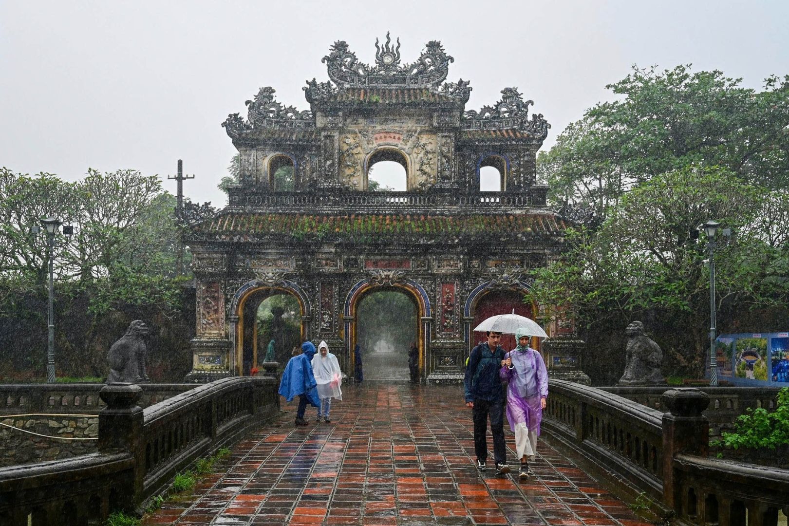 Trải nghiệm du lịch Huế mùa mưa đầy lãng mạn và yên bình